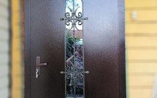 входная антивандальная дверь для загородного дома из бруса с отделкой МДФ внутри, со стеклом и ковкой