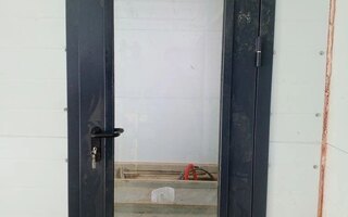 дверь с металлобагетом, с одним замком и стеклопакетом