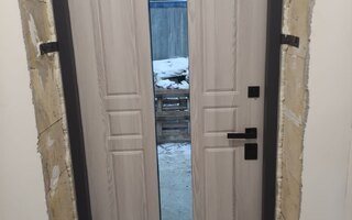металлическая дверь в загородный дом со стеклопакетом