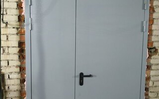 техническая тамбурная дверь с двумя распашными створками