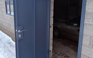 стальная тамбурная дверь в открытом положении