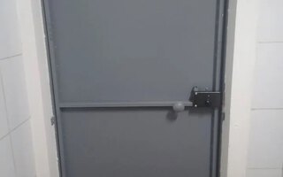 дверь металлическая для тамбура с накладным замком