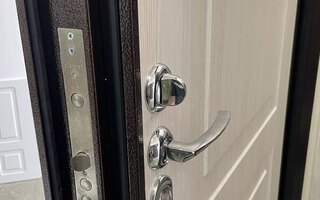 фурнитура металлической двери с терморазрывом