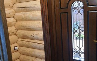 дверь с терморазрывом оборудована стеклянной вставкой и кованым элементом