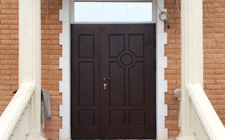металлическая двустворчатая дверь ДКТЖ-51 установлена в частном коттедже