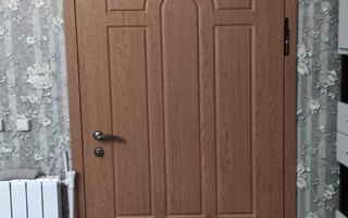 металлическая дверь в квартиру с одним замком и тремя петлями