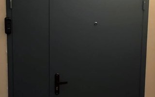 дверь стальная в квартиру с боковой и верхней вставками