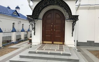 большая входная двустворчатая дверь в храм с арочными створкам
