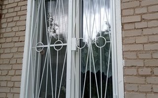 распашная решетка белого цвета с замком